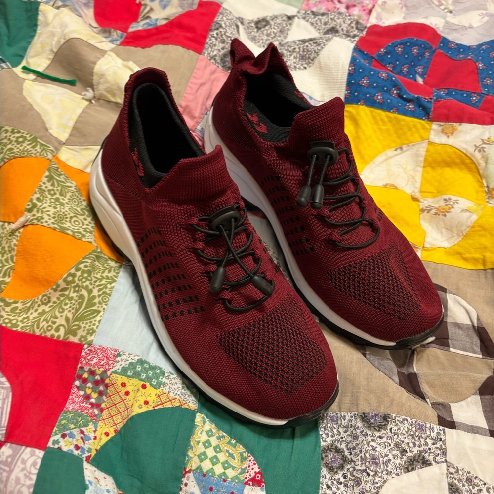 Maroon sneakers. Relax fit.